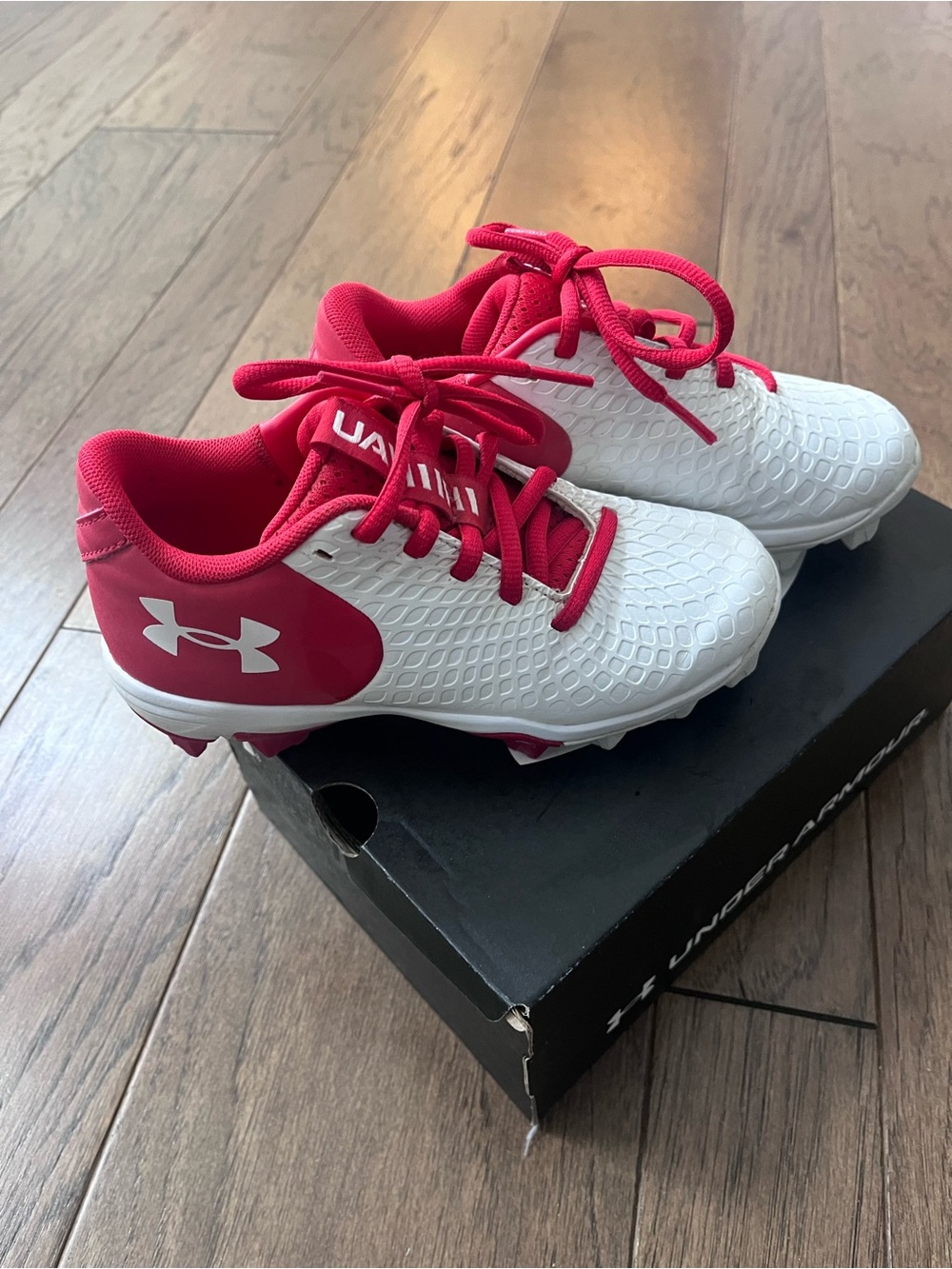 Under Armour Kids White and Red Cleats - Baseball/Softball Shoes - size 13